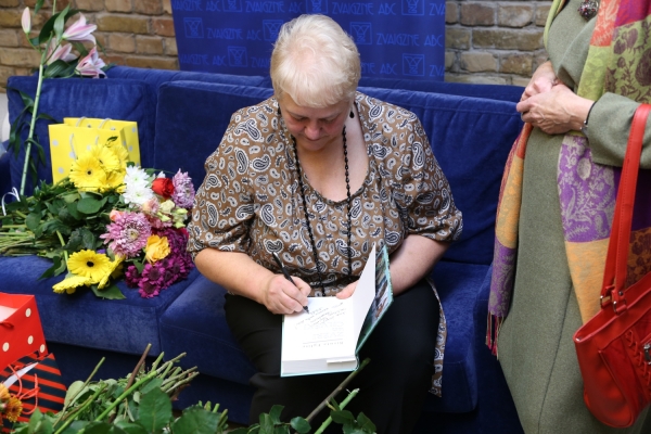 Grāmatas autore Biruta Eglīte sniedz autogrāfus