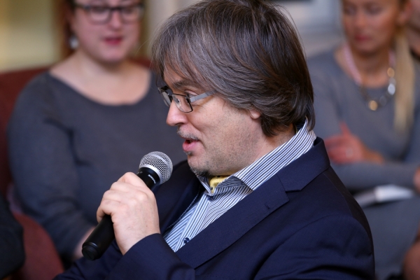 Pasākumu vadīja rakstnieks un žurnālists Arno Jundze