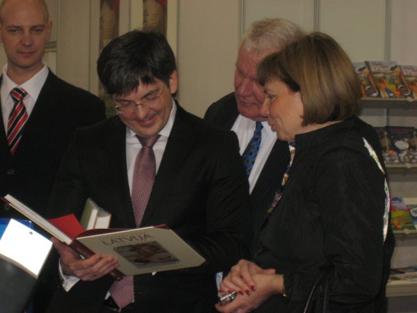 Kultūras ministrs Ints Dālderis priecājas par grāmatu 