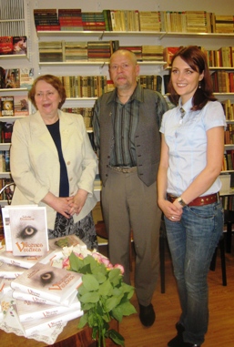 Linda kopā ar grāmatas redaktoru Aldi Vēveru un Zvaigzne ABC Latviešu valodas, literatūras un mākslas grupas vadītāju Zaigu Lasenbergu