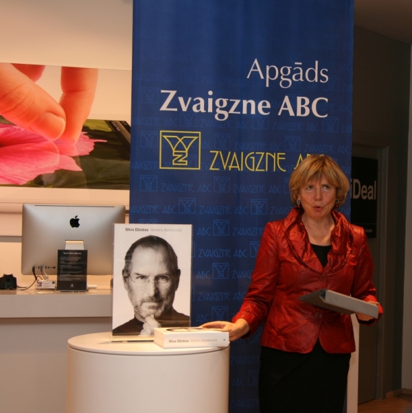 Viesus uzrunāja Apgāda Zvaigzne ABC valdes priekšsēdētāja Vija Kilbloka