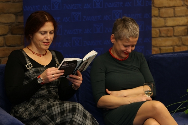 Zvaigzne ABC projektu vadītāja Kristīne Ilziņa lasa vienu no mīlasstāstiem