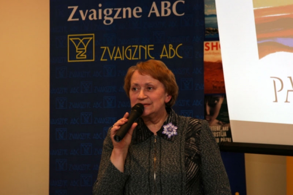 Klātesošos uzrunā Zvaigzne ABC Latviešu valodas un literatūras redakcijas vadītāja Zaiga Lasenberga