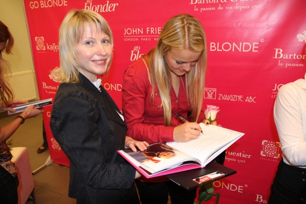 Karlīne Štāla sniedz autogrāfu