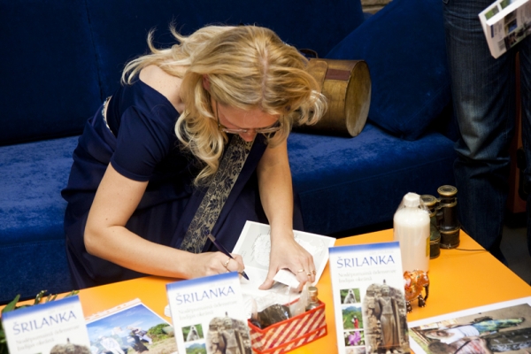 Grāmatas autore Ilze Neikena sniedz autogrāfus